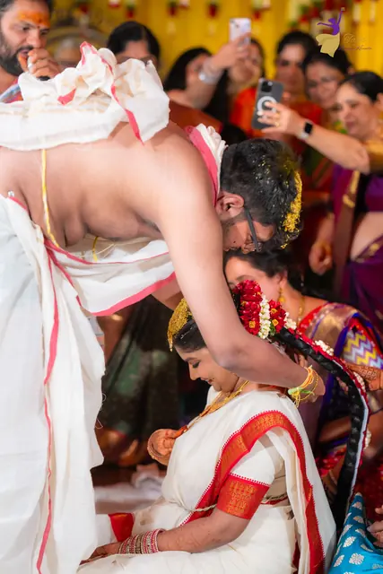 Aditya tying the mangalsutra around Priyanka’s neck, Telugu wedding in Hyderabad