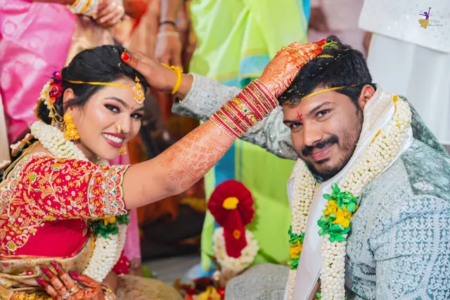 Ravinder and Anuhya smiling through the jeelakarra bellam moment at the mandap